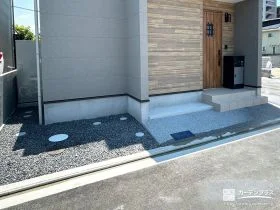 洗い出し仕上げで滑りにくく仕上げた玄関アプローチ[施工後]
