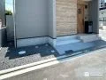 洗い出し仕上げで滑りにくく仕上げた玄関アプローチ