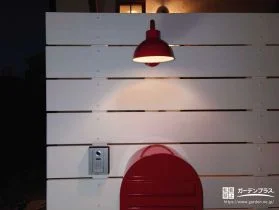 ベルモチーフが愛らしいレッド照明で彩る門まわり[施工後]