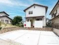 白いフェンスと赤いアクセントが映える洋風ナチュラルな新築外構