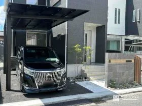 タイル門柱と枕木材で目隠しをしデザイン性も高めた外構工事