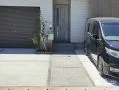 ピンコロ石で彩るシンプルモダンなアプローチ