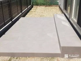お庭を有効活用するワイドなタイルデッキ[施工後]