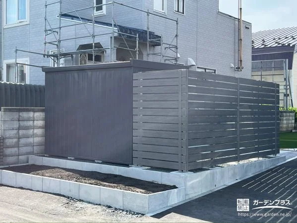土留めで整えた庭に物置とフェンスで安心の目隠し空間