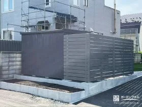 土留めで整えた庭に物置とフェンスで安心の目隠し空間[施工後]