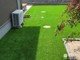 鮮やかな緑の人工芝が美しいお庭[施工後]
