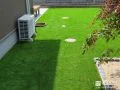鮮やかな緑の人工芝が美しいお庭