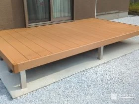ナチュラルな質感のウッドデッキ[施工後]