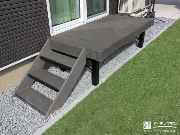 ステップ付きで小さなお子様も安心してお使いいただけるデッキ