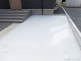 ローメンテナンスな駐車スペースと快適なデッキ付きのお庭工事