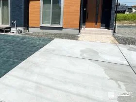 明るい玄関アプローチと快適な駐車スペースのリフォーム工事