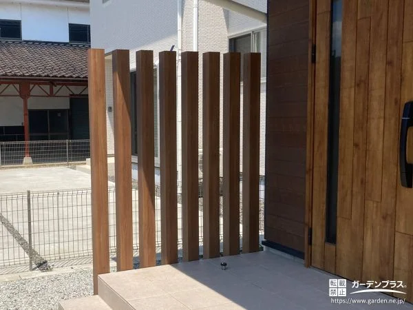 角柱を並べ玄関前に目隠し効果をプラス