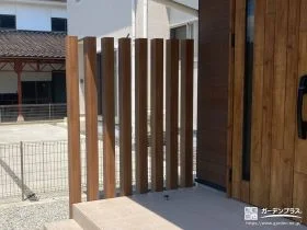 角柱を並べ玄関前に目隠し効果をプラス[施工後]