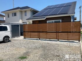 角柱と木調フェンスでお庭を彩り機能性も兼ね備えた外構工事