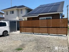 角柱と木調フェンスでお庭を彩り機能性も兼ね備えた外構工事