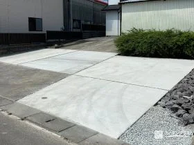 既存塀を撤去し凹凸の無い平らな地面に仕上げた駐車スペース工事