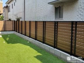 木目調フェンスと人工芝のコントラストが美しいお庭の工事