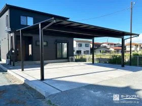 愛車を守る完全遮光カーポートのあるモノトーンの新築外構