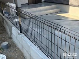 圧迫感なく敷地を区切る境界フェンス[施工後]