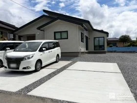 広々とした駐車スペースを一新した土間コンクリート打設工事