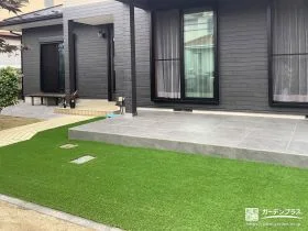 グレーのタイルデッキがおしゃれな家事空間として活躍する工事