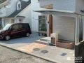 温かみのある乱形石が映えるナチュラルな印象のファサード工事