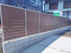 プライベート空間を守る目隠しフェンスと快適な駐車スペース工事