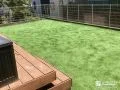 緑鮮やかな人工芝のお庭
