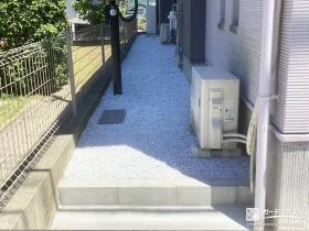 石灰砂利で明るく仕上げた犬走り[施工後]