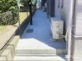 石灰砂利で明るく仕上げた犬走り