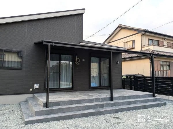 住まいのデザインに溶け込むスタイリッシュなタイルデッキとテラス屋根
