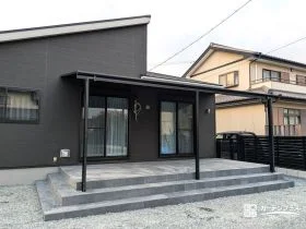 住まいのデザインに溶け込むスタイリッシュなタイルデッキとテラス屋根[施工後]