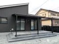 住まいのデザインに溶け込むスタイリッシュなタイルデッキとテラス屋根