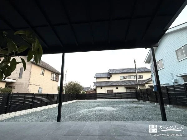窓辺からの景色もすっきりと整う目隠しフェンス設置