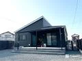 黒い外壁に映える重厚感と上質さを兼ね備えたテラス工事