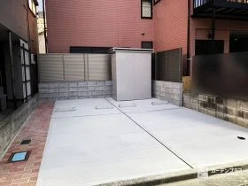 目隠しフェンスで囲い収納空間も設けた快適な駐車スペース工事