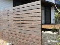 味わい深い木目のデザインが外観に自然な温かみを添える目隠しフェンス