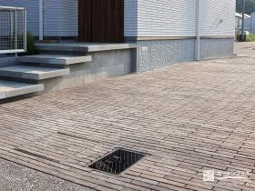 見た目の美しさにもこだわったインターロッキングの駐車スペース[施工後]