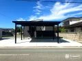 直線の美しさが際立つ折板屋根カーポート