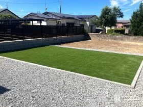 人工芝と砂利でつくる見た目も心地よいお庭[施工後]