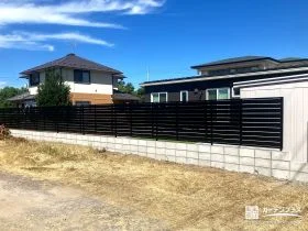 景観を引き締めるスタイリッシュなブラックフェンス[施工後]