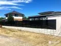 景観を引き締めるスタイリッシュなブラックフェンス