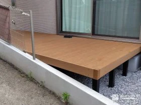 ナチュラルな木目調が心地良い寛ぎの空間となるウッドデッキ工事