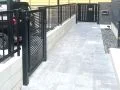 雨の日も歩きやすい、上品なインターロッキングアプローチ