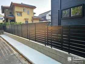 高さを変えてプライバシーを守る、すっきりとした目隠しフェンス[施工後]