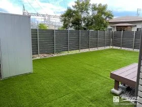 お子様がのびのび遊べる人工芝と目隠しフェンスのあるお庭工事