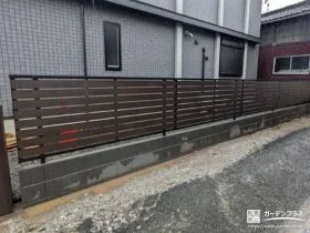 木目調が優しい印象を演出する目隠しフェンス[施工後]