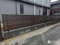 木目調が優しい印象を演出する目隠しフェンス