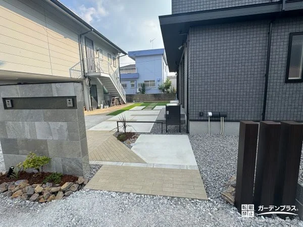 木調フェンスと枕木を組み合わせて動きを出した目隠し設置工事