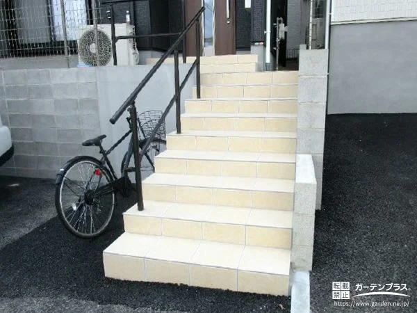 手すりを設け安全に昇降できる玄関アプローチ階段リフォーム工事